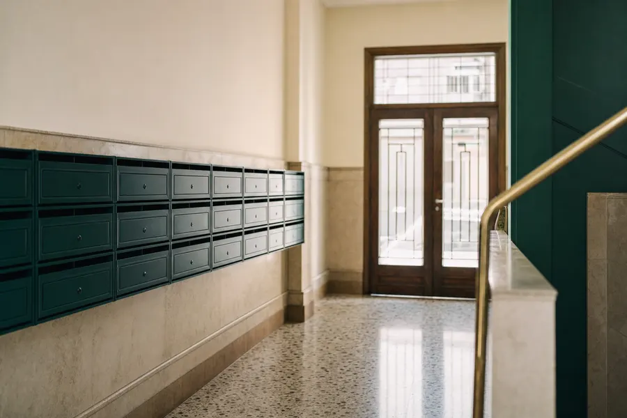 Hilera de buzones cerrados en el portal de un edificio de viviendas