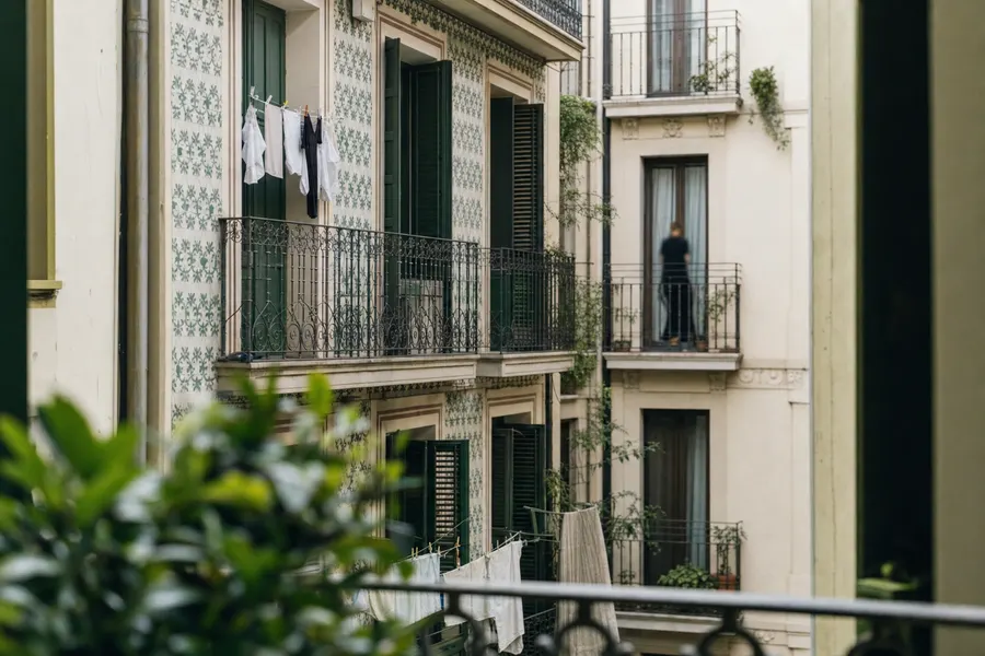 Patio de manzana del Eixample de Barcelona con fachadas de azulejo modernista