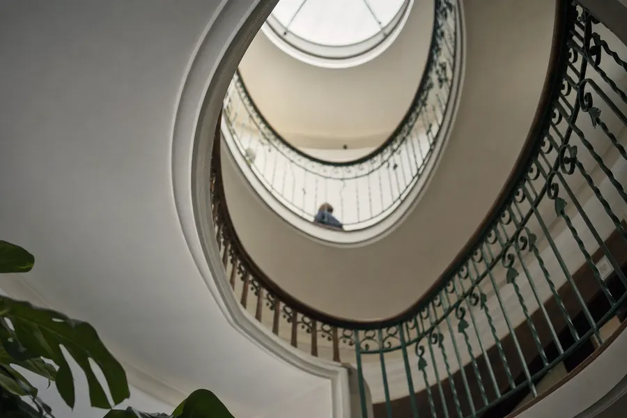Escalera de caracol de un edificio de viviendas vista desde abajo
