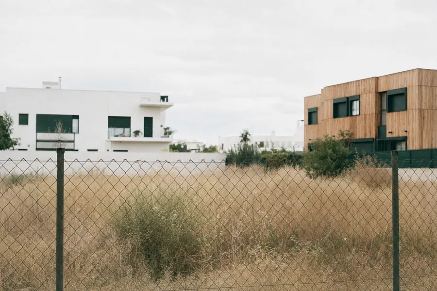 Parcela urbana vallada y sin edificar